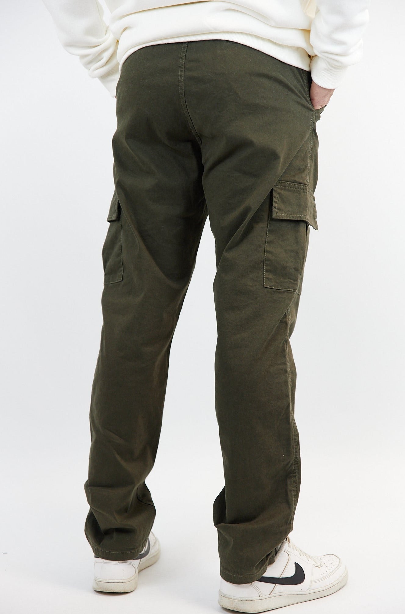 PANTALON CARGO EN GABARDINA COLOR VERDE OLIVA.