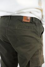 PANTALON CARGO EN GABARDINA COLOR VERDE OLIVA.