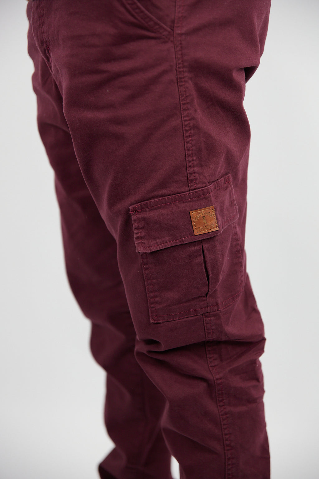 PANTALON CARGO EN GABARDINA BORDO