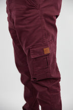 PANTALON CARGO EN GABARDINA BORDO