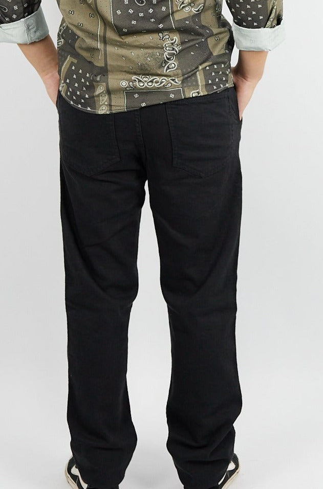 JEAN NEGRO CON BOLSILLO RECTANGULAR