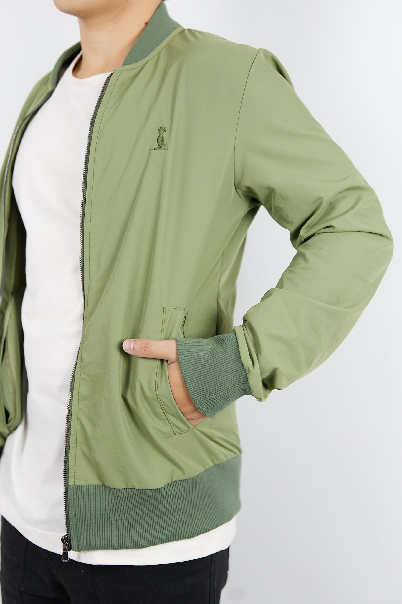 BOMBER DE NYLON COLOR VERDE