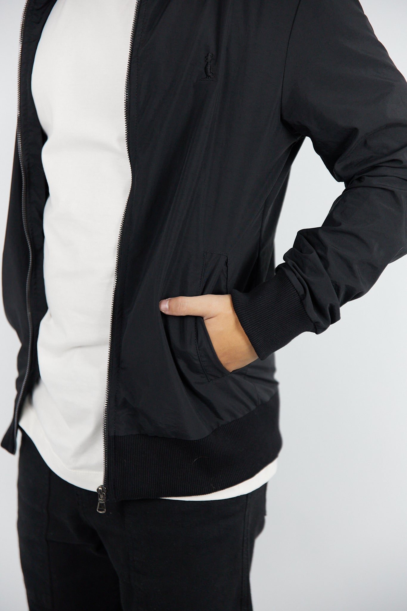 BOMBER DE NYLON COLOR NEGRO