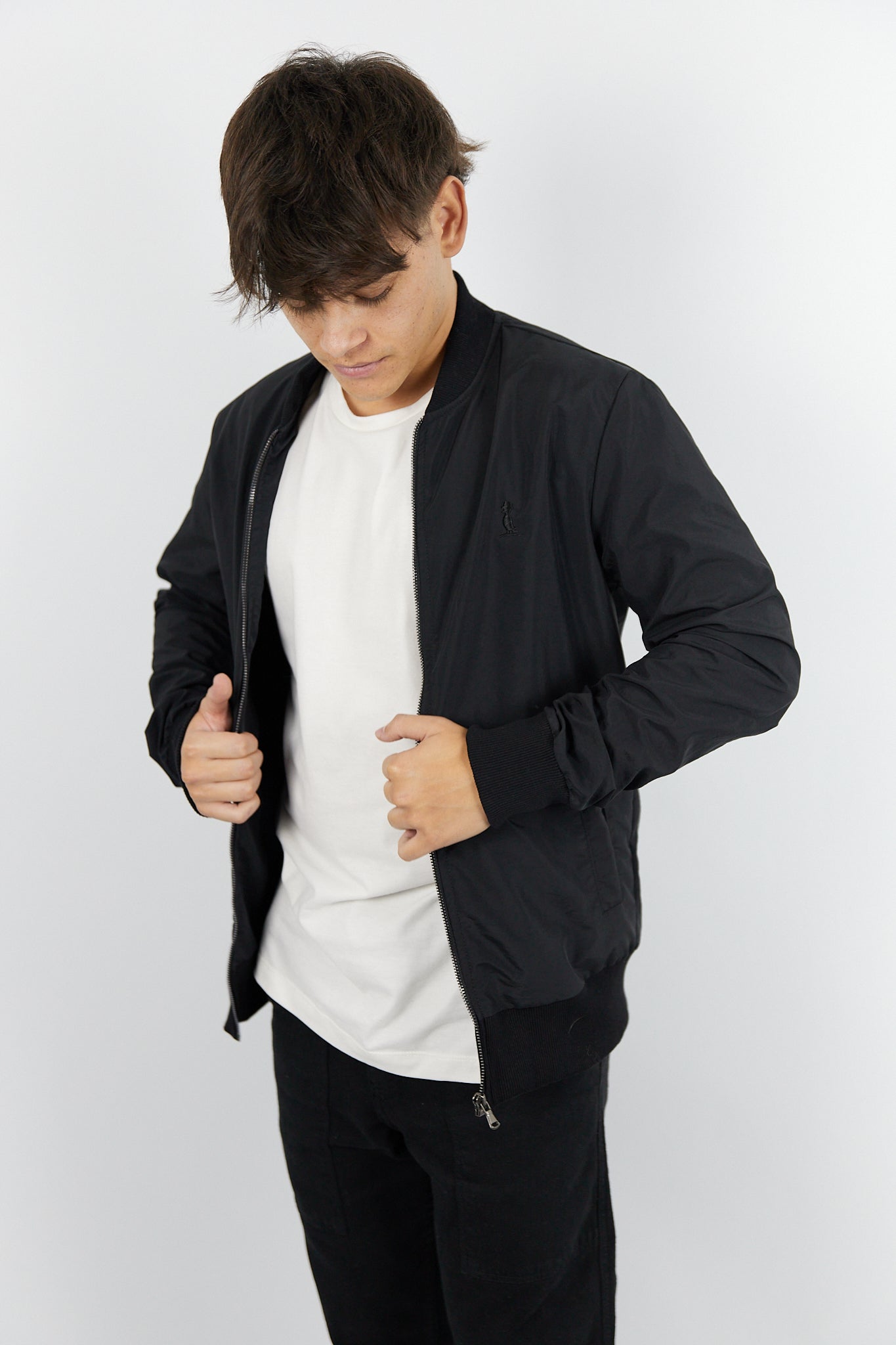 BOMBER DE NYLON COLOR NEGRO