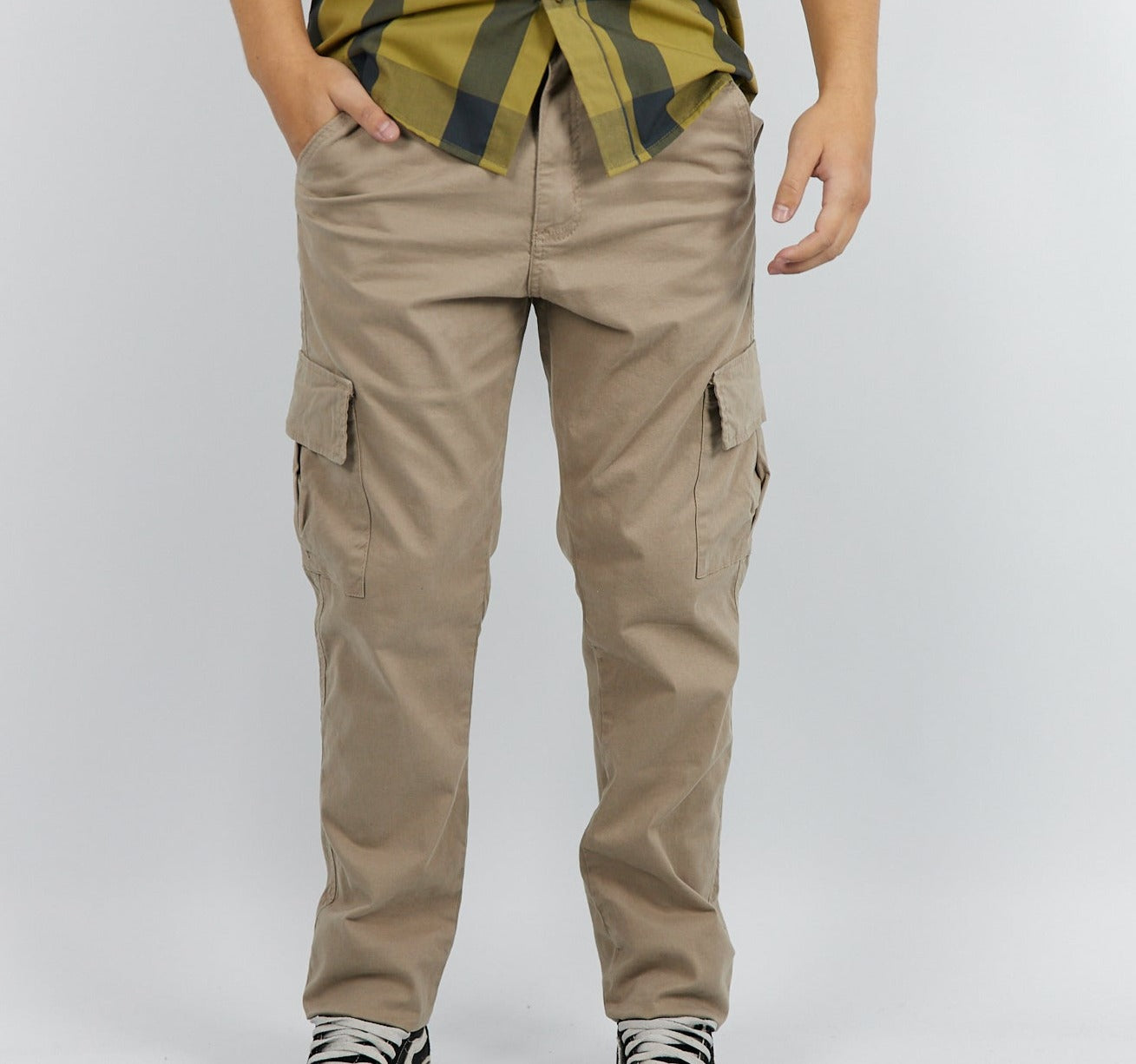 PANTALON CARGO EN GABARDINA CAQUI