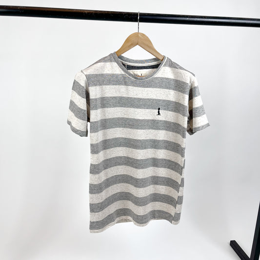 REMERA RAYAS NEGRO JASPEADO EFECTO REVÉS.