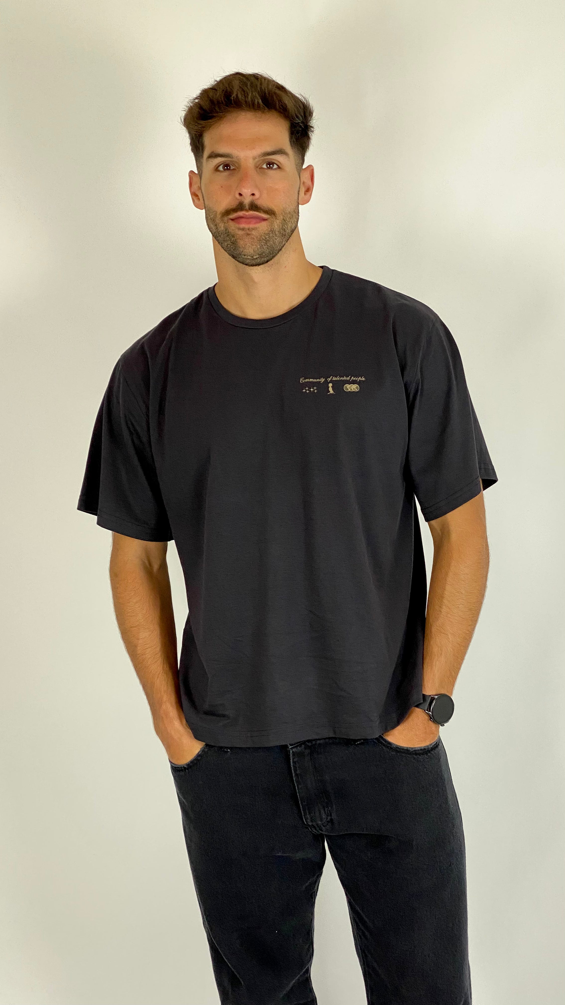 Remera doble estampa color gris opaco