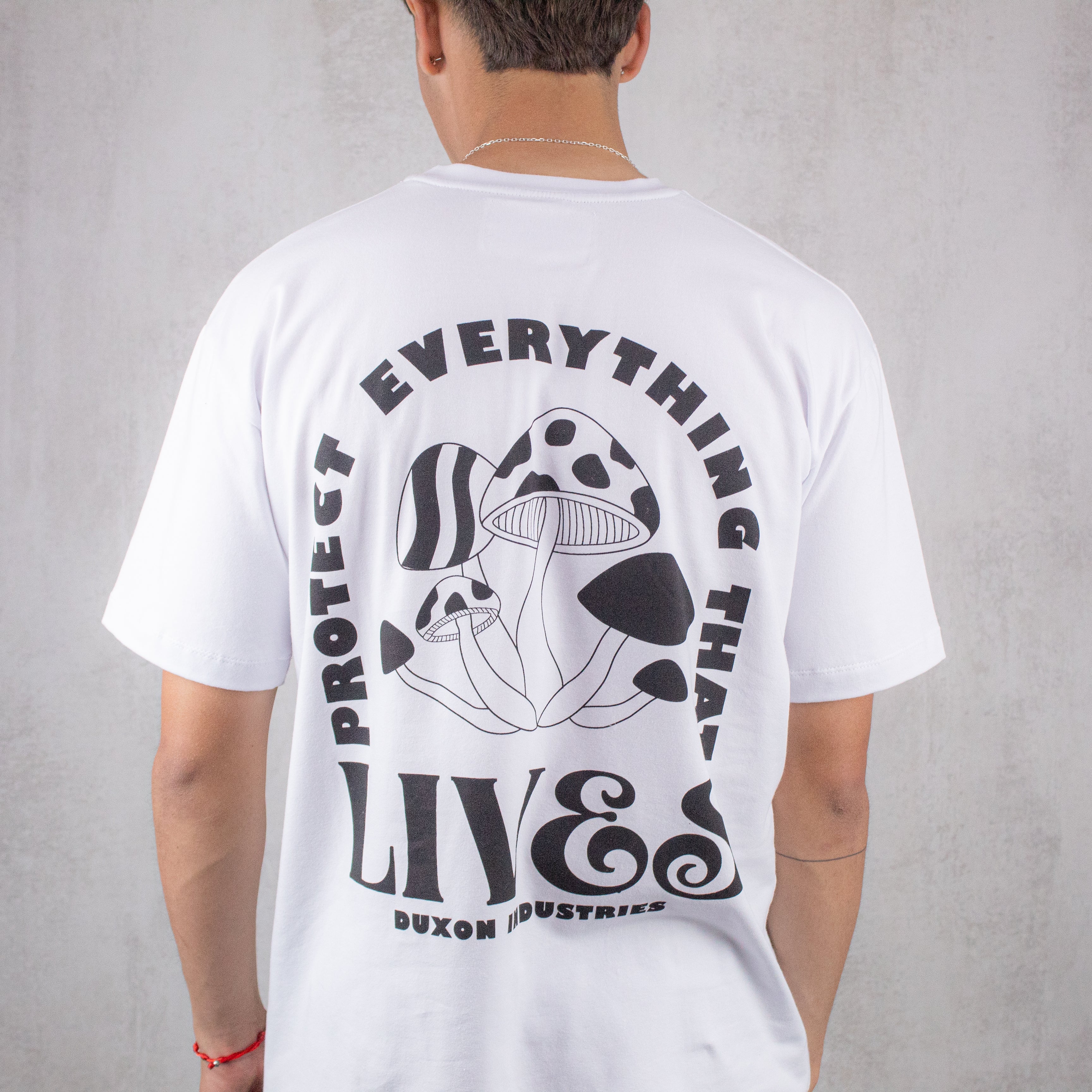 REMERA OVERSIZE "LIVES" DOBLE ESTAMPA, COLOR BLANCO