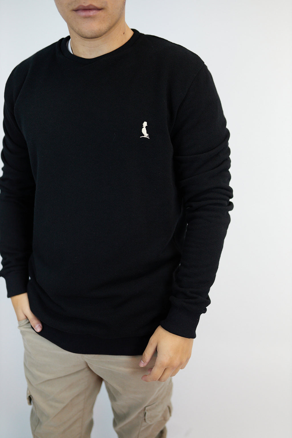 BUZO DE PUNTO A LA BASE COLOR NEGRO