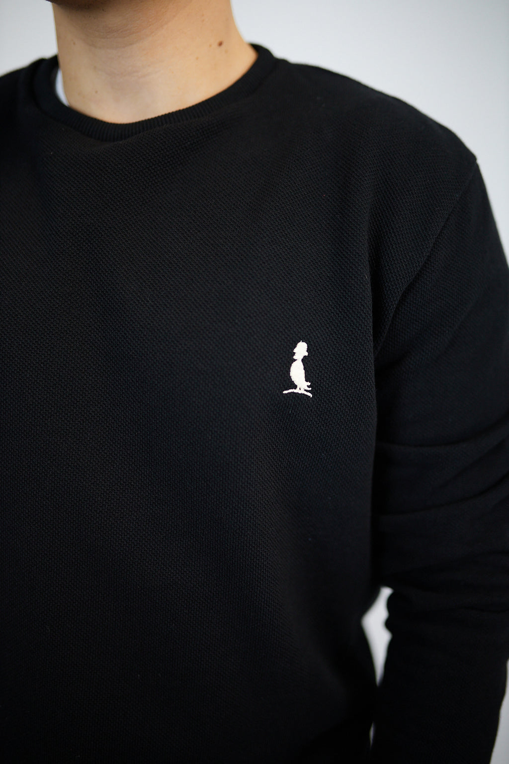 BUZO DE PUNTO A LA BASE COLOR NEGRO