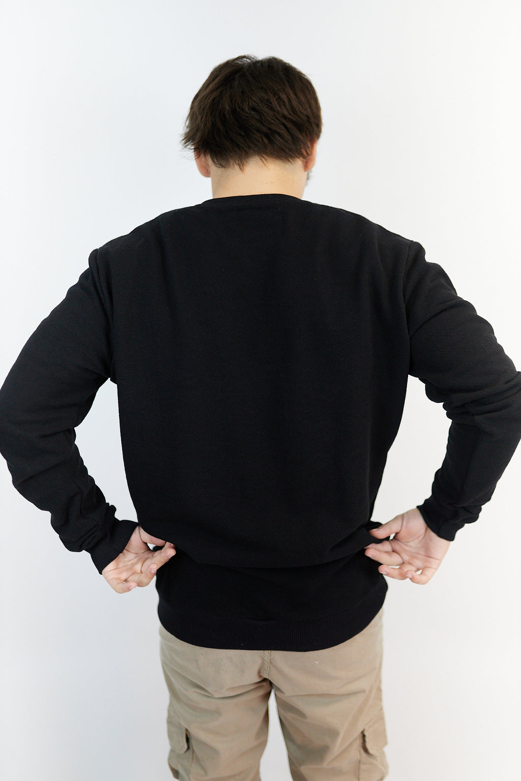 BUZO DE PUNTO A LA BASE COLOR NEGRO