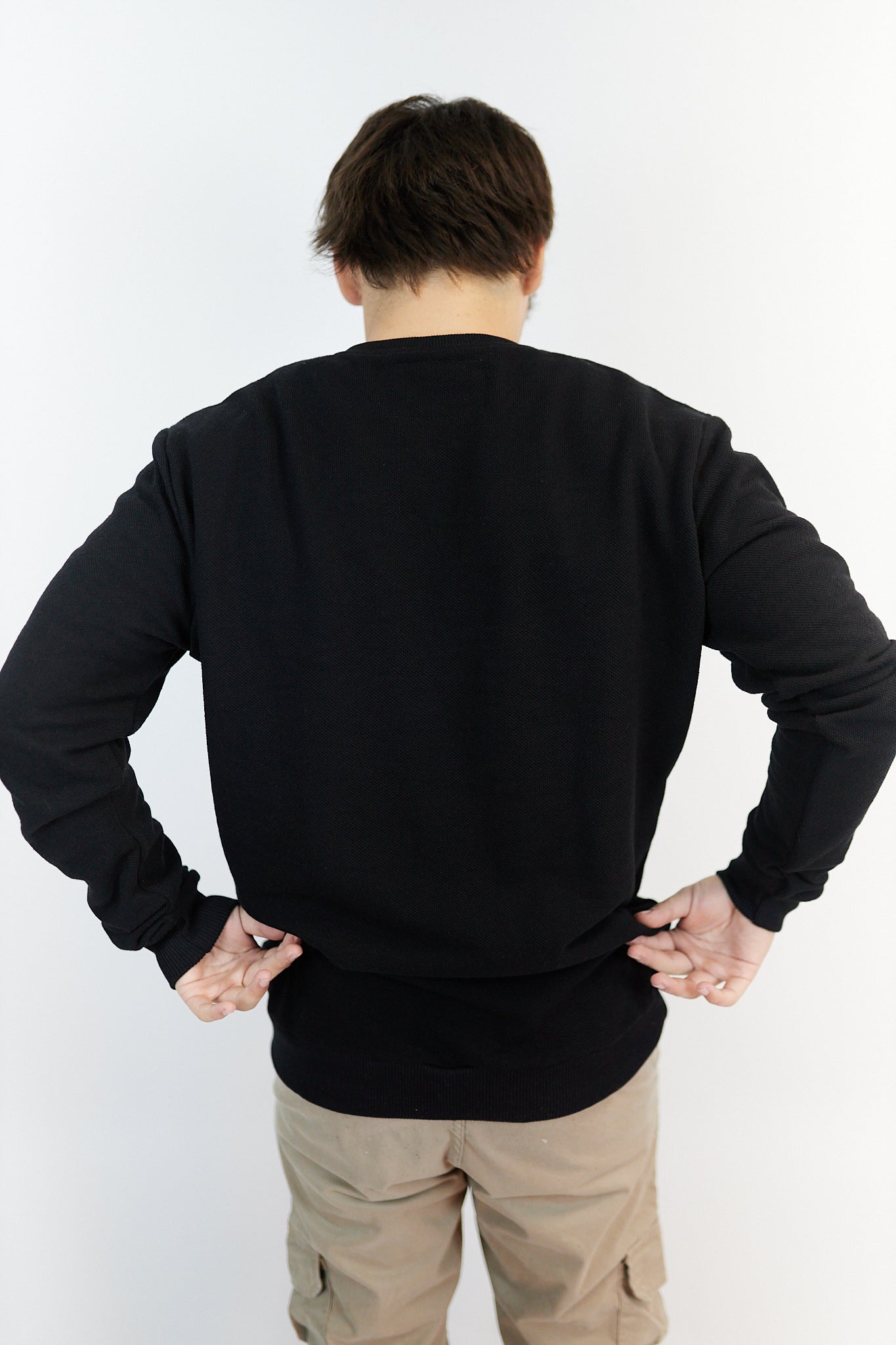 BUZO DE PUNTO A LA BASE COLOR NEGRO