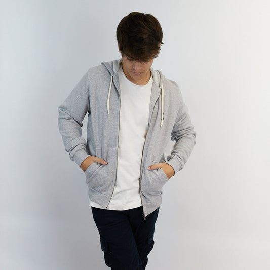 CAMPERA "DANKO", CON CAPUCHA COLOR GRIS.