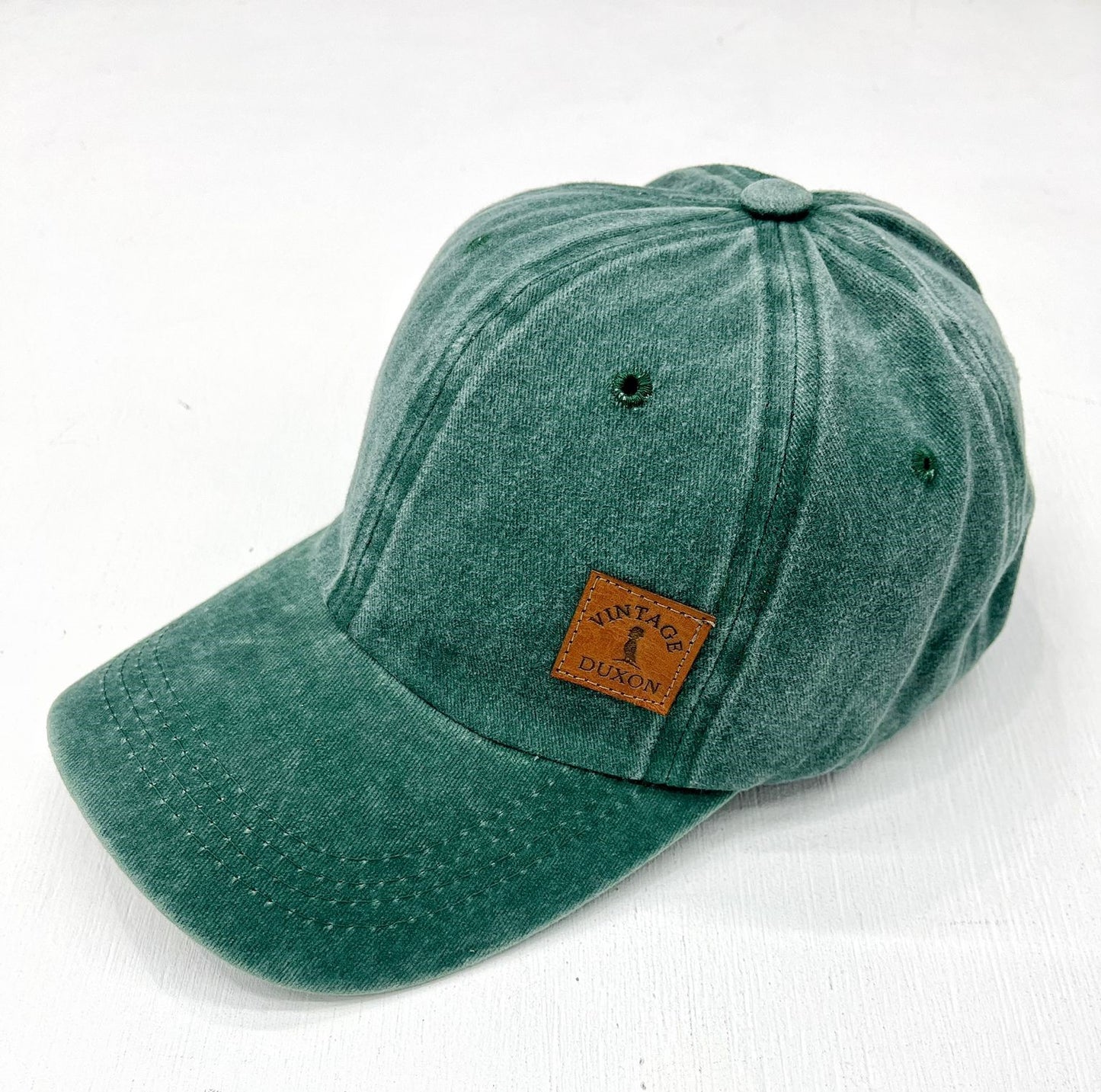 GORRA CON VISERA VERDE