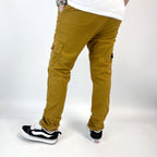 PANTALON CARGO EN GABARDINA MOSTAZA