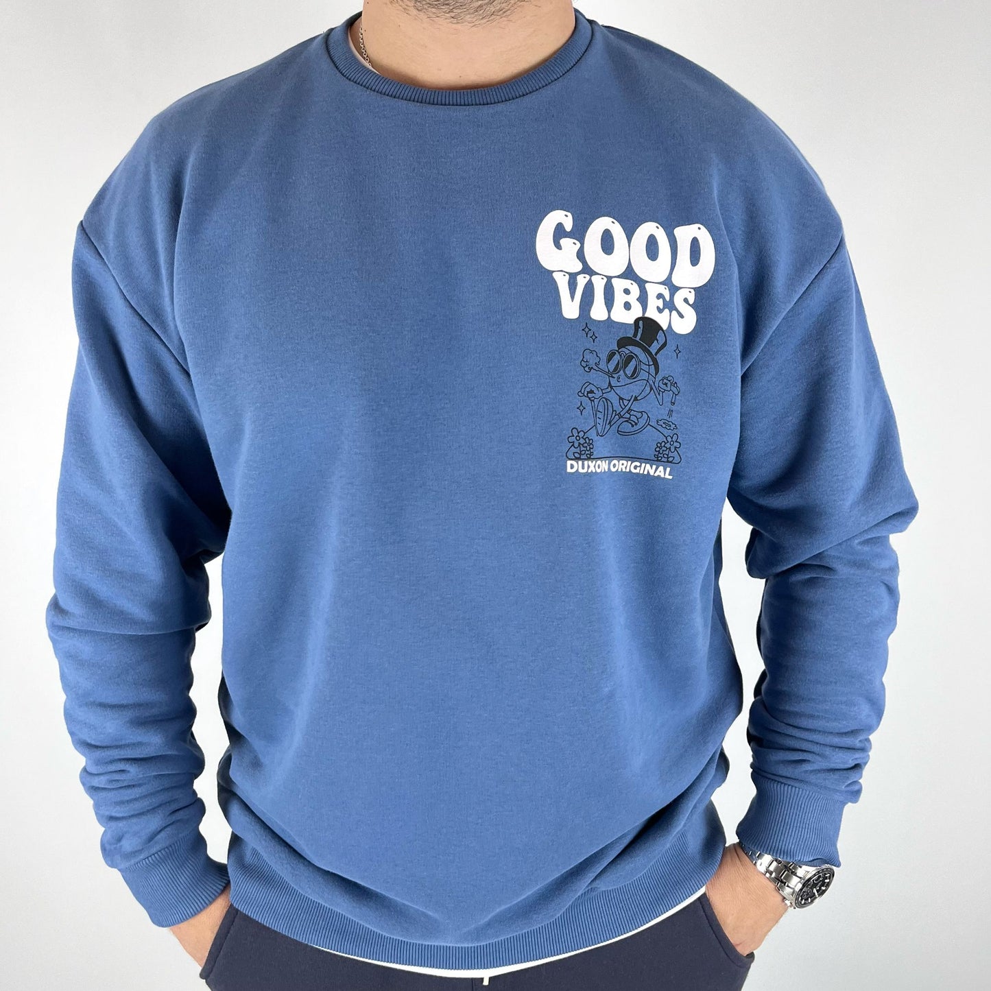 BUZO OVERSIZE DOBLE ESTAMPA "GOOD VIBES", AZUL.