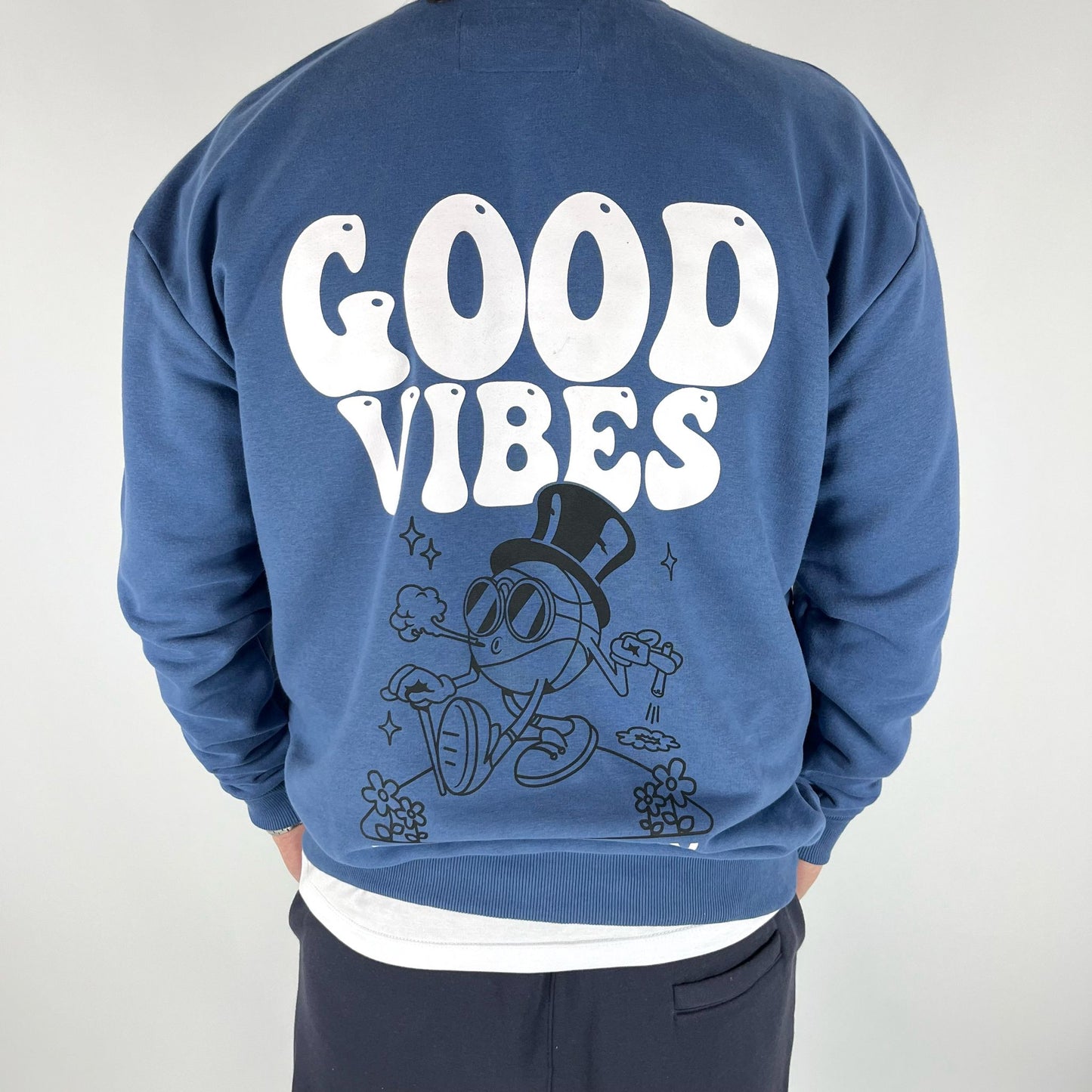 BUZO OVERSIZE DOBLE ESTAMPA "GOOD VIBES", AZUL.