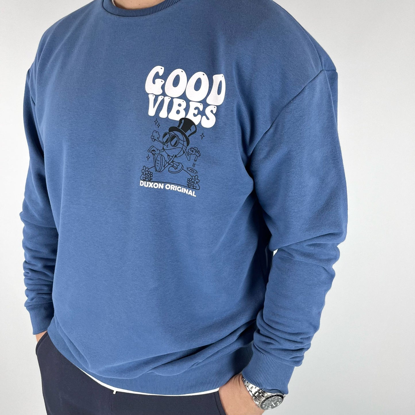 BUZO OVERSIZE DOBLE ESTAMPA "GOOD VIBES", AZUL.