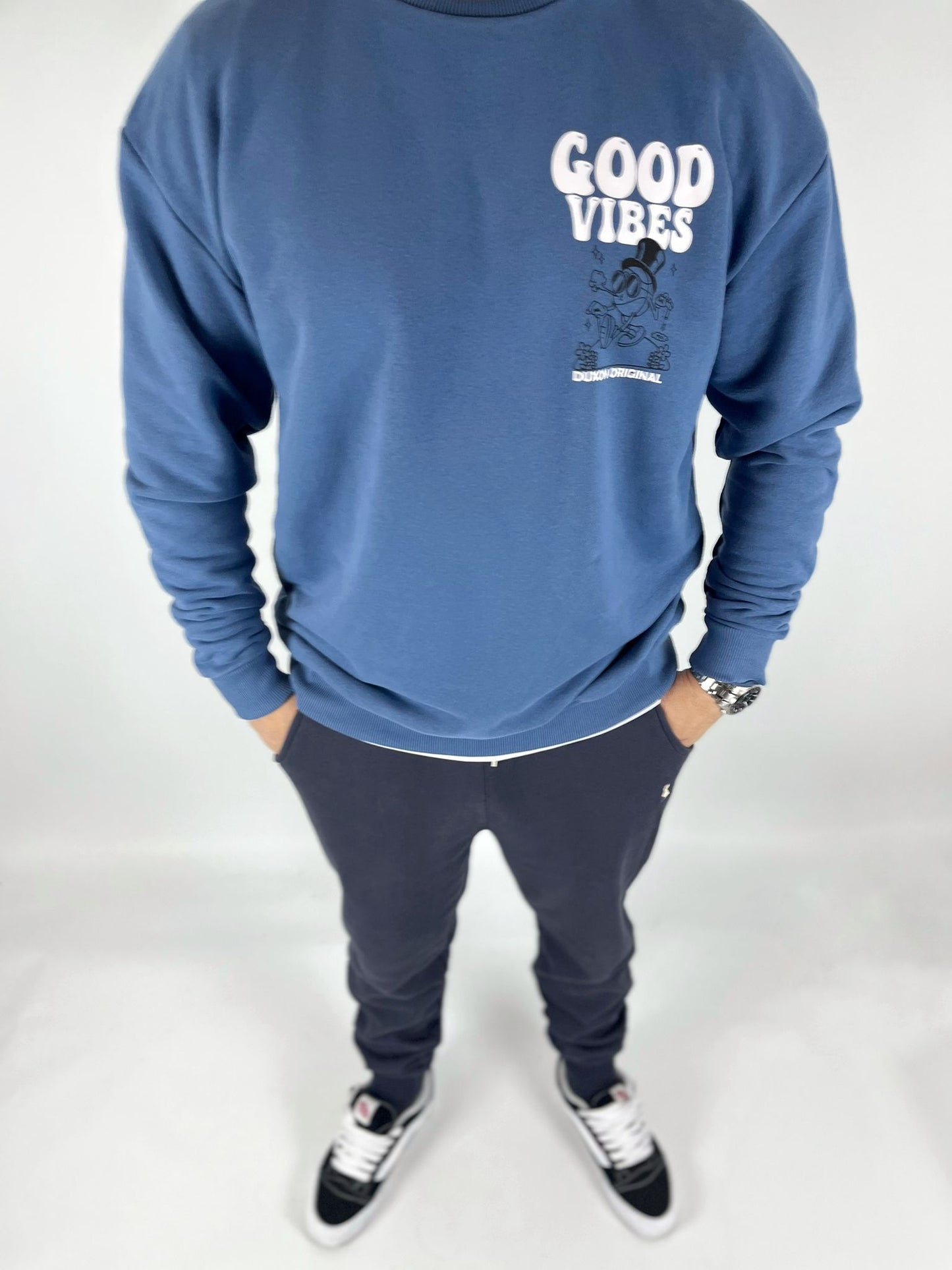 BUZO OVERSIZE DOBLE ESTAMPA "GOOD VIBES", AZUL.