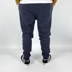 JOGGER CON PUÑO AZUL MARINO, LOGO BLANCO.