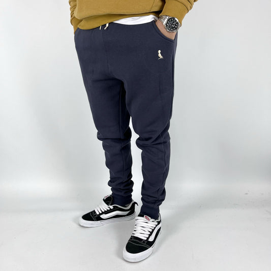 JOGGER CON PUÑO AZUL MARINO, LOGO BLANCO.