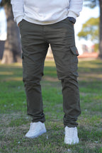 PANTALON CARGO EN GABARDINA COLOR VERDE OLIVA.